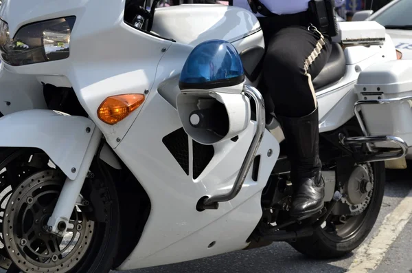 Politie man op motor rijden — Stockfoto