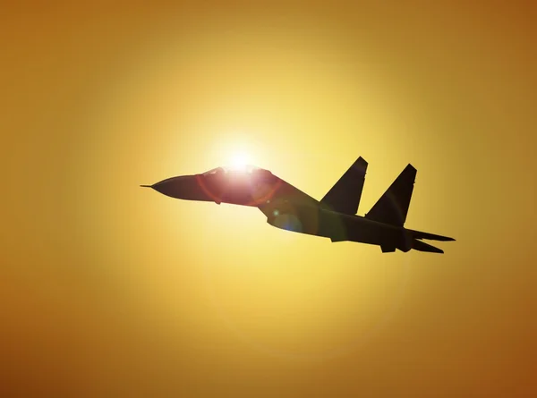 Aviones militares volando al atardecer — Foto de Stock