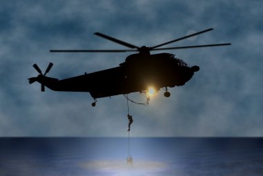 kişinin denizde helikopterle kurtarma