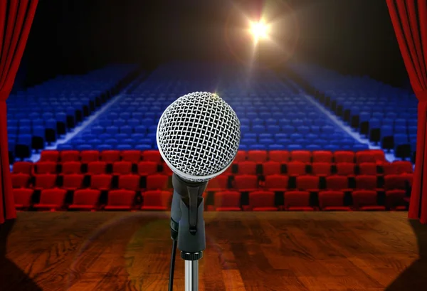 Microphone on stage Facing Empty Seats — Stock Photo, Image
