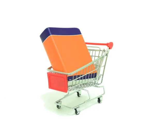 Boka i en shoppingvagn — Stockfoto
