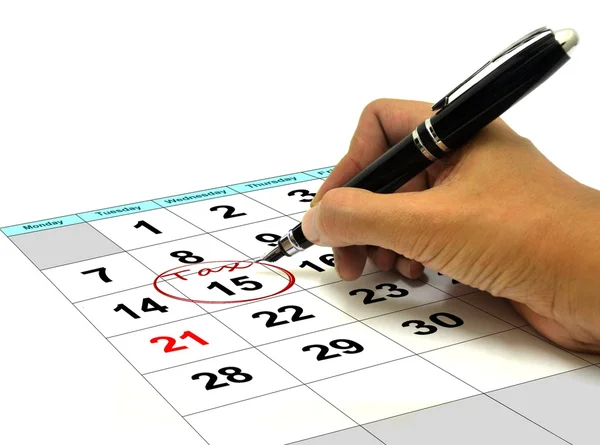 Податкова дата обігу рук на календарі з ручкою — стокове фото