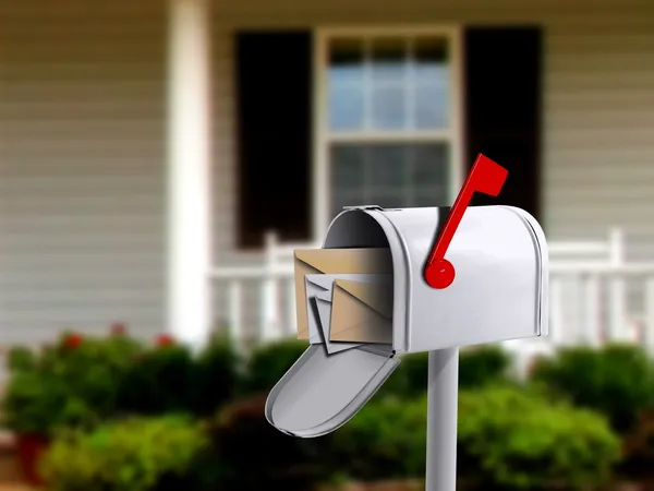 Buzón de correo blanco frente a una casa — Foto de Stock