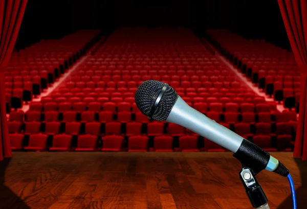 Microfone no palco de frente para assentos vazios do auditório — Fotografia de Stock