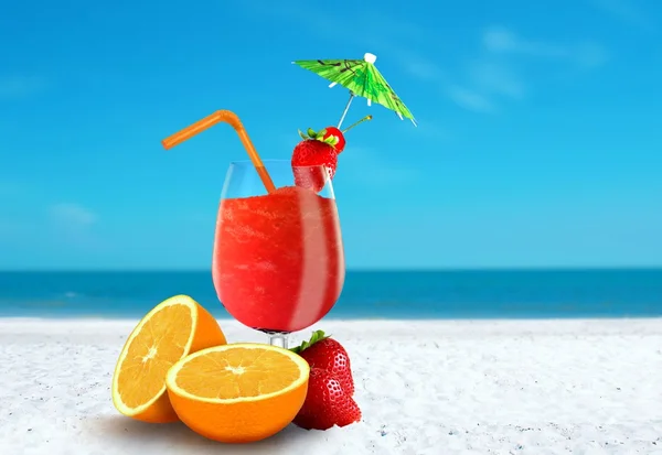 Fruktjuice på stranden — Stockfoto