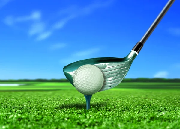 Golfball beim Abschlag mit blauem Himmel — Stockfoto