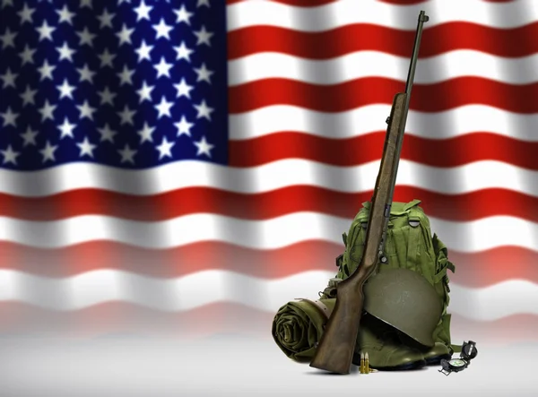 Militärische Ausrüstung und amerikanische Flagge — Stockfoto