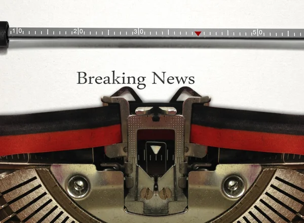 Typewriter with Breaking News — Stock Photo, Image