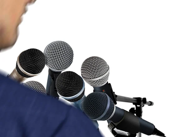 Homem dando discurso usando microfones — Fotografia de Stock