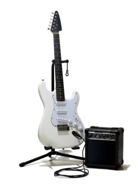 Beyaz üzerine küçük amplifikatörlü beyaz elektro gitar.