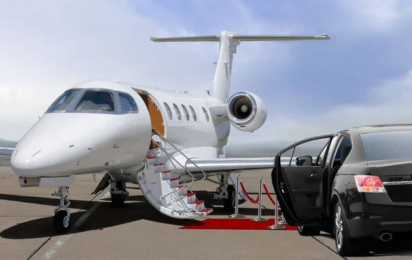 Privatjet Und Schwarzes Auto Warten Auf Landebahn Flughafen Stockfoto