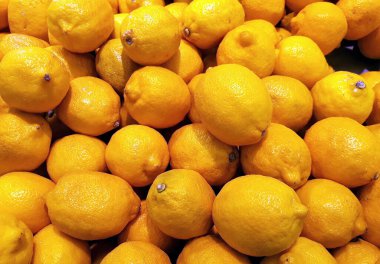 Süpermarkette olgun sarı limonlar yakın plan çekimleri.