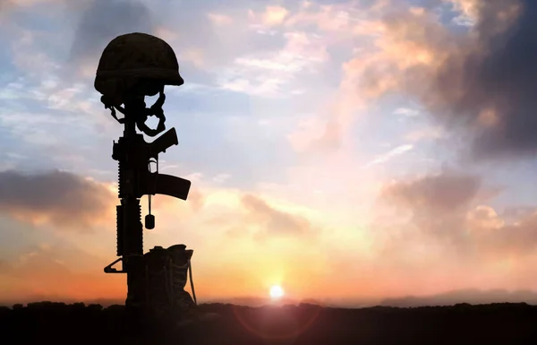 Gefallener Soldat Hintergrundkonzept Mit Militärhelmstiefeln Und Gewehr Stockfoto