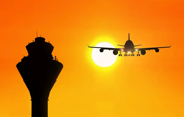 Башня Управления Дорожным Движением Аэропорта Самолетом Приближающимся Закату — стоковое фото