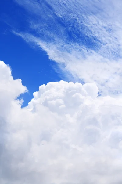 Nubes blancas esponjosas y cielo azul —  Fotos de Stock