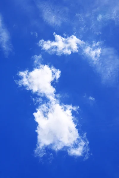 küçük beyaz bulutlar ve mavi gökyüzü