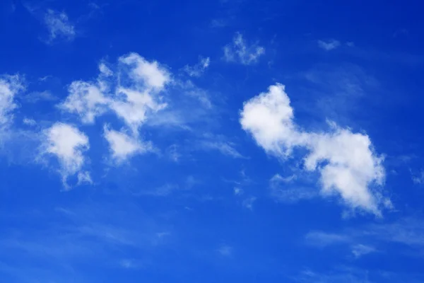 Pequeñas nubes blancas en un cielo azul vibrante —  Fotos de Stock