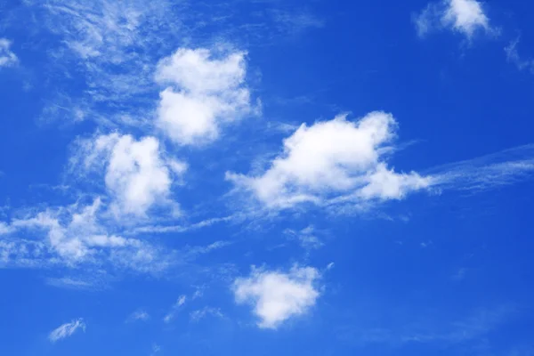 Nubes blancas y cielo azul tropical —  Fotos de Stock