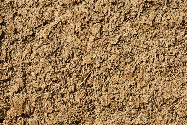 çamur ve inek gübresi karışımı ile boyalı duvar