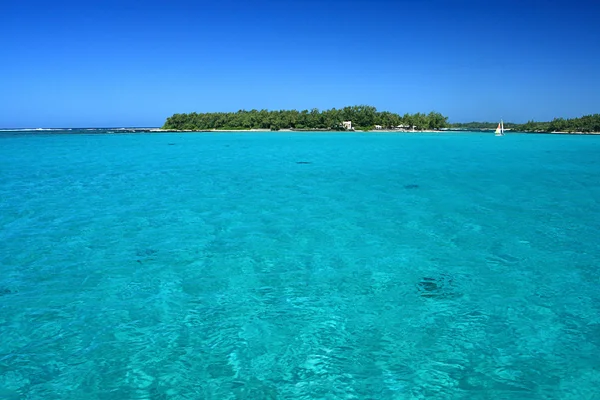 canlı mavi gökyüzü ve deniz, Ile des deux cocos, mauritius