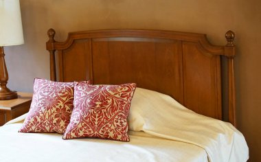 Yatak ve yastık yatak odasında.                               