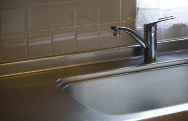 Mutfakta paslanmaz çelik lavabo ve musluk var.