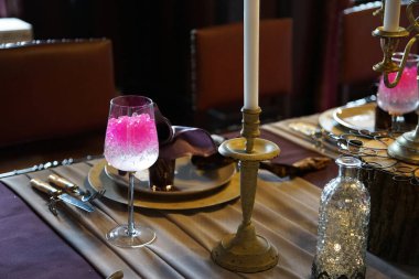 Çeşitli sofra takımları olan bir masa.                               