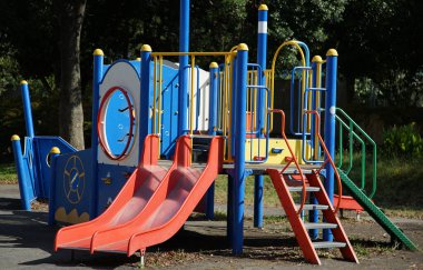 Güneşli bir günde parkta oyun ekipmanları                               