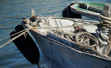 Limanda demirlemiş eski bir ahşap tekne.                              