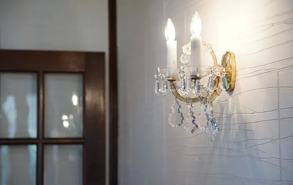 Odanın Beyaz Duvarlarında Elektrik Lambaları — Stok fotoğraf