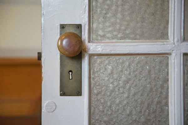 Vieux Bouton Porte Bois Dans Chambre — Photo