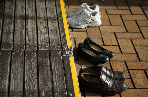 Zapatos Quitados Entrada Una Casa Japonesa Fotos De Stock