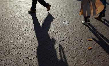 Akşam gün batımında kaldırım kenarında.                               