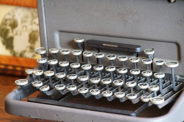 Eski moda daktilo anahtarları odadaki masanın üstünde.                             