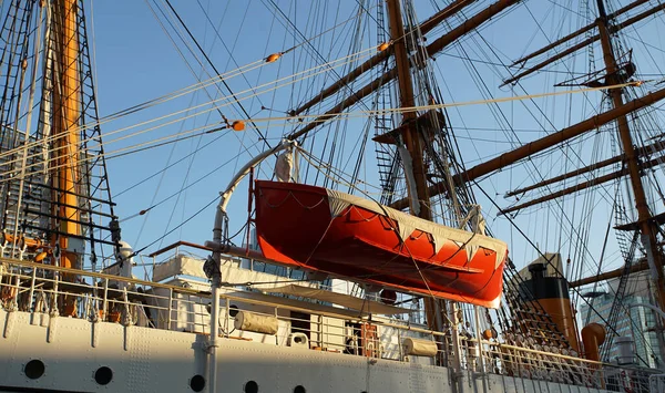 Lifeboats Sailing Ship Clear Blue Sky Day — Stock Photo, Image