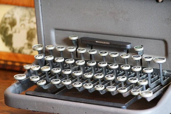 Oude Retro Typemachine Sleutels Het Bureau Kamer — Stockfoto