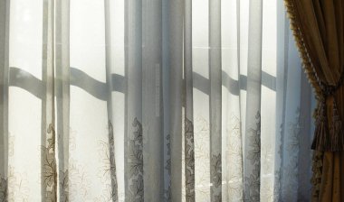 Odanın penceresinin perdeleri sabah güneşiyle aydınlandı.                               