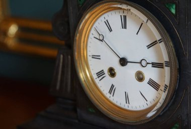 Odadaki eski bir saatin beyaz kadranı.                               