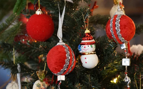 Πολύχρωμες Διακοσμήσεις Κρέμονται Από Χριστουγεννιάτικο Δέντρο — Φωτογραφία Αρχείου