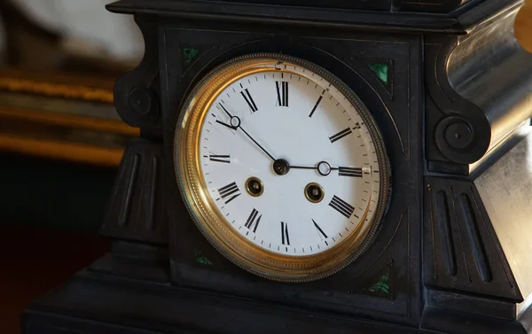 部屋の古い時計の白い文字盤 — ストック写真