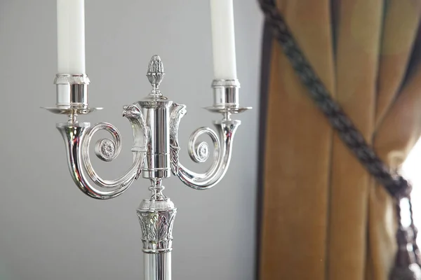 Mum tutacağında mumlar Perdeleri ve pencereleri olan bir odada                               