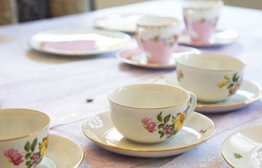 Masada bir sürü çay var.                               