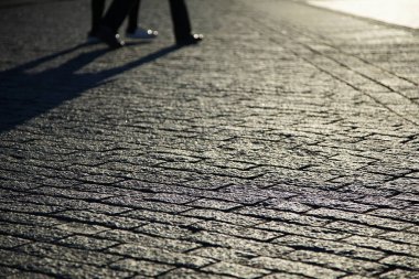 Batan güneşin akşamında şehir sokağında kaldırımlar                               