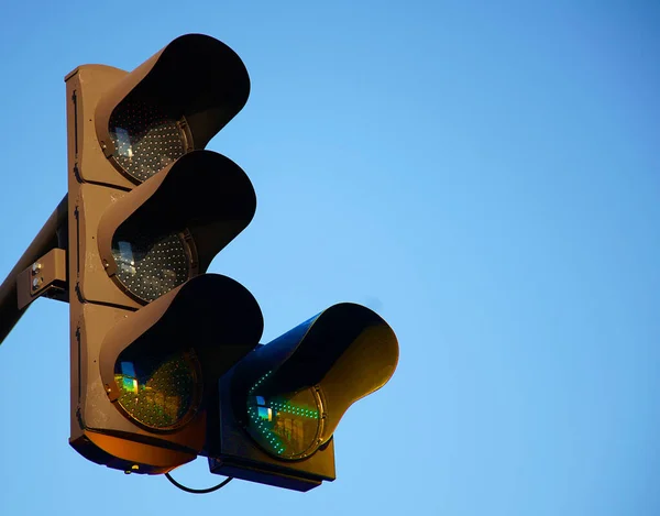 Yeşil Işıkları Açık Mavi Gökyüzü Olan Trafik Işıkları — Stok fotoğraf