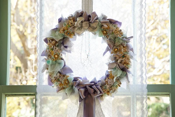 Odanın penceresinde Noel çelengi                               