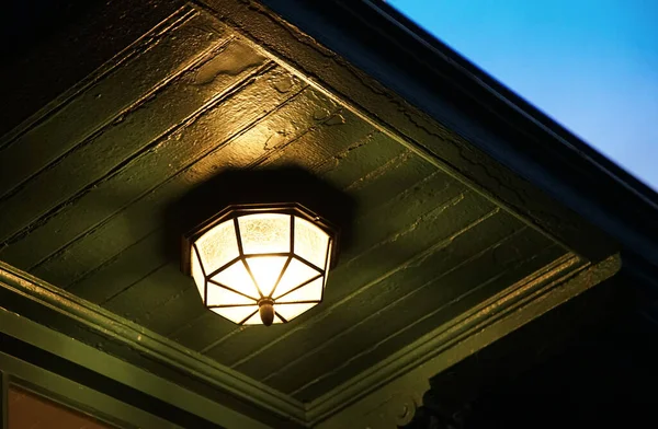 Plafondlamp Bij Ingang Van Het Huis — Stockfoto