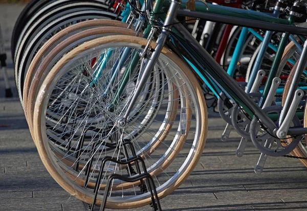 自転車の多くのタイヤが並んでいます — ストック写真