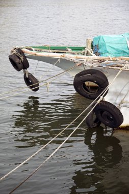 Limanda demirli küçük bir geminin pruvası.                               