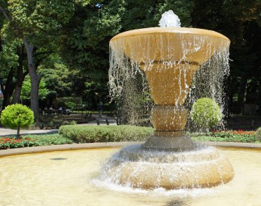 Güneşli bir günde Japon park çeşmesi                               