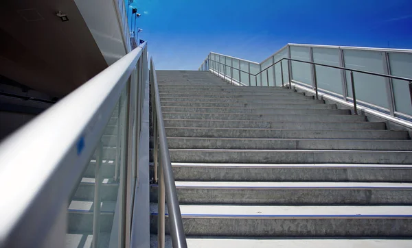Gyalogos Híd Lépcsői Kék Égbolt Napján — Stock Fotó